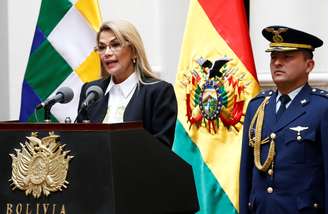 Presidente interina da Bolívia, Jeanine Añez, discursa após sancionar lei sobre eleição
24/11/2019
REUTERS/David Mercado