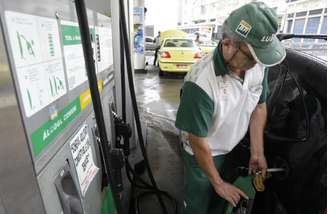 Carro é abastecido com etanol em posto de combustíveis no Rio de Janeiro 
30/04/2008
REUTERS/Sergio Moraes