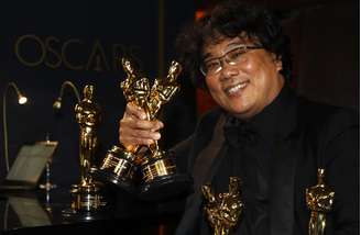 Diretor de "Parasita", Bong Joon Ho, celebra estatuetas recebidas no Oscar 2020
09/02/2020
REUTERS/Eric Gaillard