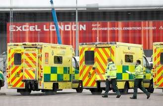 Paramédicos e ambulâncias são vistos do lado de fora do Excel Centre, em Londres, enquanto o local é preparado para se transformar em um hospital
30/03/2020
REUTERS/John Sibley