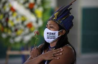 Indígena participa do funeral de Messias Kokama, líder da comunidade Parque das Tribos, em Manaus
14/05/2020
REUTERS/Bruno Kelly