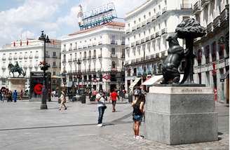 Mulher posa para foto ao lado de estátua na praça Puerta del Sol, em Madri
28/07/2020 REUTERS/Javier Barbancho