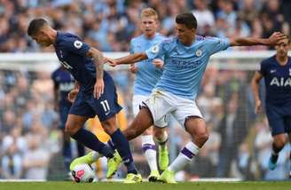 City e Tottenham duelam neste sábado (Foto: OLI SCARFF / AFP)