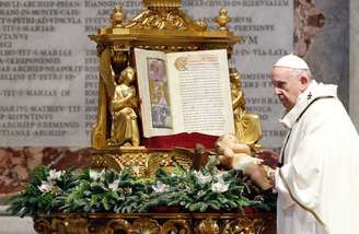 Papa Francisco celebra missa no Vaticano, em 6 de janeiro
