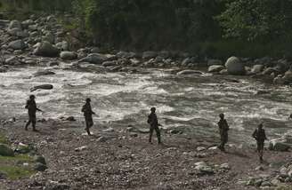 Soldados indianos patrulham área da Linha de Controle na Caxemira, região de fronteira com o Paquistão
08/08/2013 REUTERS/Mukesh Gupta