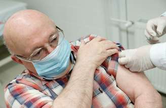 Homem recebe dose da vacina da Sinopharm contra a Covid-19, em Budapeste, Hungria
26/01/2021
REUTERS/Bernadett Szabo