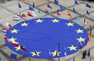 Bandeira da União Europeia rodeada por bandeiras de países da região. 8/5/2021.  REUTERS/Yves Herman