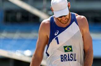 Alison, da dupla com Alvaro Filho, durante derrota para dupla da Letônia no torneio masculino de vôlei de praia na Tóquio 2020
04/08/2021 REUTERS/Pilar Olivares