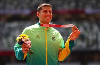 Thiago Braz exibe o seu bronze na cerimônia de pódio realizada nesta quarta-feira