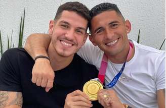Nino e Danilo Barcelos com a medalha de ouro conquistada em Tóquio (Foto: Reprodução)