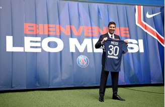 Lionel Messi posa com camisa do PSG em sua chegada ao clube
REUTERS/Sarah Meyssonnier