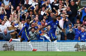Lukaku marcou duas vezes na vitória do Chelsea (Foto: ADRIAN DENNIS / AFP)