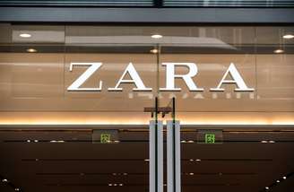A Zara é uma das maiores lojas do mundo no segmento "fast-fashion" (produção em larga escala e com baixos custos de moda inspirada nas passarelas)