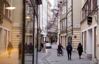 Pedestres caminham em ruas do centro de Salzburgo em meio à pandemia de covid-19 na Áustria
22/11/2021 REUTERS/Lukas Barth
