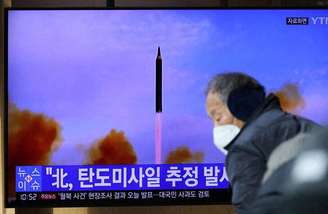 Pessoas assistem à transmissão na TV em Seul, na Coreia do Sul, sobre lançamento de míssil pela Coreia do Norte
05/01/2022 REUTERS/Kim Hong-Ji