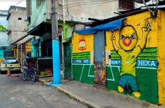 Muro na favela do Jacarezinho; projeto vira fonte de renda para moradores (Foto: Guaraná Antártica/Rafa Morais)