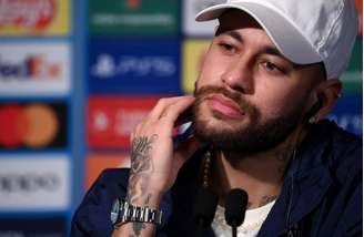 Neymar em coletiva de imprensa nesta segunda-feira (Foto: FRANCK FIFE / AFP)