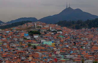 Jardim Monte Azul, na periferia de São Paulo. Quem mora nas quebradas, não viu seus problemas debatidos.