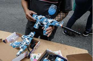 Armas e bolinhas em gel vendidas por ambulantes na Ladeira Porto Geral, na região da rua 25 de Março, em São Paulo.