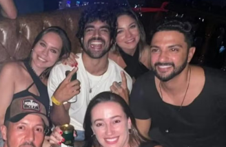 Caio Castro curte show na companhia de amigos e de Vitória Stabile