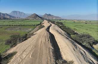 Um canal pré-hispânico canaliza a água das montanhas para os campos agrícolas. Crenças, comportamentos e normas antigas foram integrados às soluções tecnológicas nessa parte do Peru nos tempos antigos. O isolamento e a remoção das ferramentas desse conhecimento as tornaram menos eficazes. Ari Caramanica