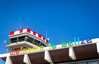 Torre de comando e prédio principal do aeroporto internacional de Belize City