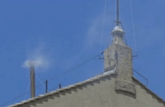 Fumaça branca indica que um novo papa foi escolhido