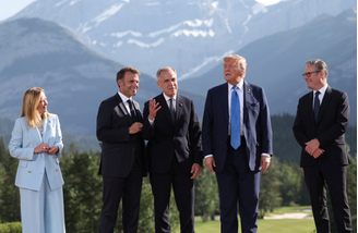 Sorrisos no G7: a primeira-ministra italiana Giorgia Meloni, o presidente francês Emmanuel Macron, o primeiro-ministro canadense Mark Carney, o presidente americano Donald Trump e o primeiro-ministro britânico Keir Starmer