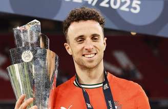 Diogo Jota com taça da UEFA nas mãos