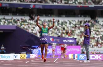 Caio Bonfim cruza a linha de chegada e faz história