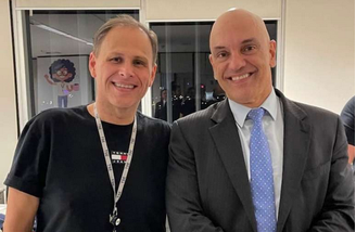 O perito computacional Eduardo Tagliaferro ao lado do ministro Alexandre de Moraes.