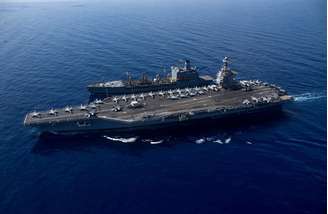 O porta-aviões USS Gerald R. Ford, o maior da Marinha americana, estava a cerca de 120km ao sul da República Dominicana em 27/11, aproximadamente 700km da costa venezuelana