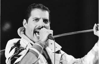 Freddie Mercury em sua apresentação com a banda Queen, no dia 11 de janeiro de 1985, no primeiro dia de Rock in Rio.
