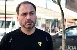 Carlos Bolsonaro disse que estava 'extremamente aliviado' com a prisão domiciliar do pai, mas que a decisão não representa 'justiça'