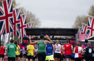 Corredores na reta final da Maratona de Londres (Foto: Jon Buckle / London Marathon Events)