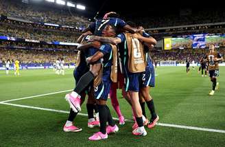 Jogadores da Seleção Brasileira celebram gol de Vinícius Jr contra o Haiti, em vitória por 3 a 0 nesta sexta-feira, 19