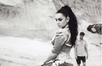 As 5 melhores músicas de Charli XCX segundo ela mesm