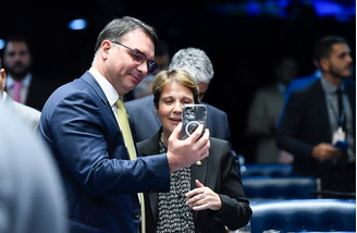 Senadores Flávio Bolsonaro (PL) e Tereza Cristina (PP) posam para foto juntos