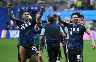 Enzo Fernandez e Lionel Messi celebrando a classificação da Argentina sobre a Inglaterra, na semifinal da Copa do Mundo de 2026 - 