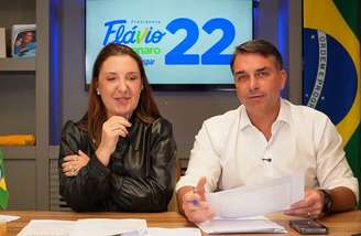 Flávio Bolsonaro fez live ao lado de Daniella Marques, sua coordenadora econômica