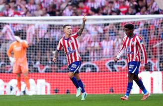 Alejandro Grimaldo comemora gol marcado contra o Real Madrid, no Riyadh Air Metropolitano, pela sétima rodada de La Liga EA Sports 2026/27 - 