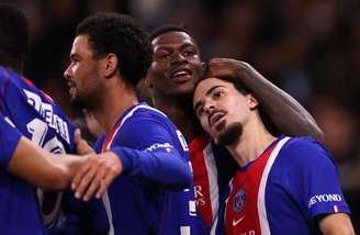 Nuno Mendes e Vitinha comemoram gol na partida entre Manchester City e Paris Saint-Germain, pela fase de liga da UEFA Champions League 2026/27 - 