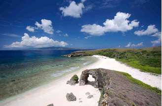 <p>Praia de Nakabuang, Filipinas - Situada na ilha de Sabtang, uma das ilhas que forma o arquipélago das Batanes, nas Filipinas, a praia de Nakabuang é conhecida como "praia branca", em referência bela cor de suas areias. Na ponta da praia, uma formação rochosa cria um arco que se transformou em símbolo de Nakabuang</p>