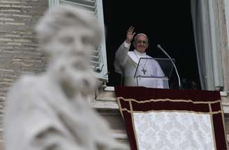 O papa Francisco saúda fiéis ao aparecer na janela de apartamento no Vaticano