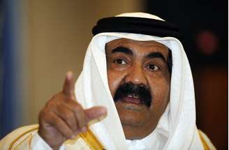 O emir do Catar, Hamad bin Khalifa al-Thani, abdicou oficialmente nesta terça-feira em favor de seu filho