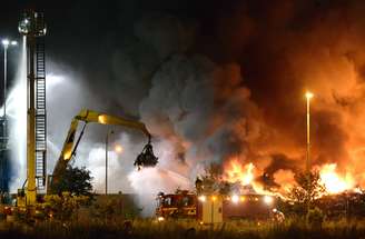 Bombeiros combatem o incêndio no ferro velho de Malmö, no sul da Suécia