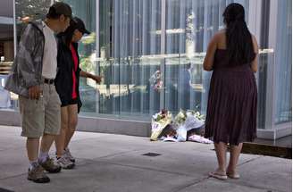 A frente do hotel Fairmont Pacific Rim, em Vancouver, no Canadá, recebeu várias homenagens ao ator Cory Monteith, que foi encontrado morto em um dos quartos do estabelecimento no sábado (13). Fãs deixaram flores, ursos de pelúcia e até cartas para o canadense, que ficou conhecido por atuar na série 'Glee', como o personagem Finn Hudson