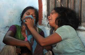 Mães choram a morte de seus filhos após contaminação alimentar em Chapra