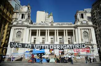 <p>Manifestantes são mantidos à base de doações que são entregues aos que estão fora da Casa, acampados nas escadarias e na Cinelândia</p>