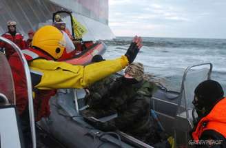 <p>Seu barco, o <em>Arctic Sunrise</em>, foi interceptado em 19 de setembro por um grupo da guarda costeira russa e rebocado para Murmansk</p>